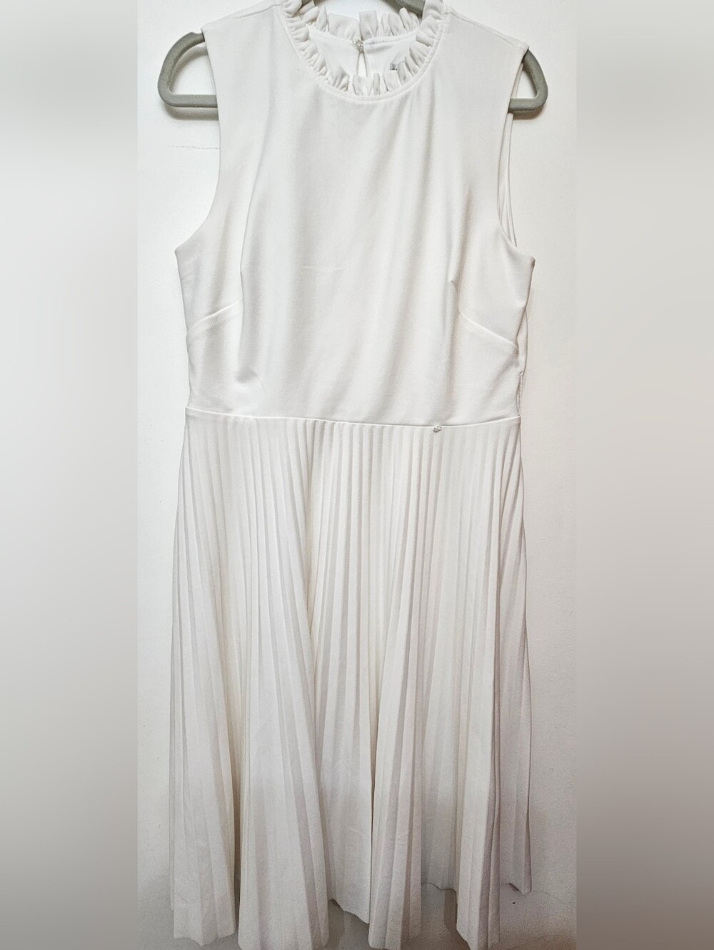 Sandra Darren White Sleeveless Pleated Midi Dress
